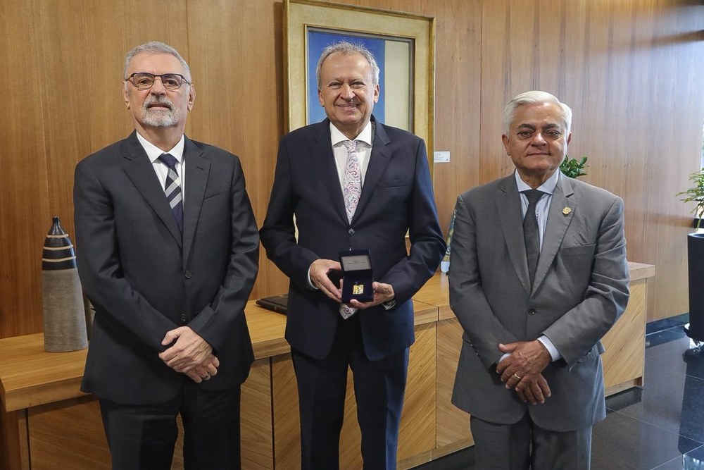 TJDFT entrega medalha de 50 anos de serviço a desembargador Jair Soares