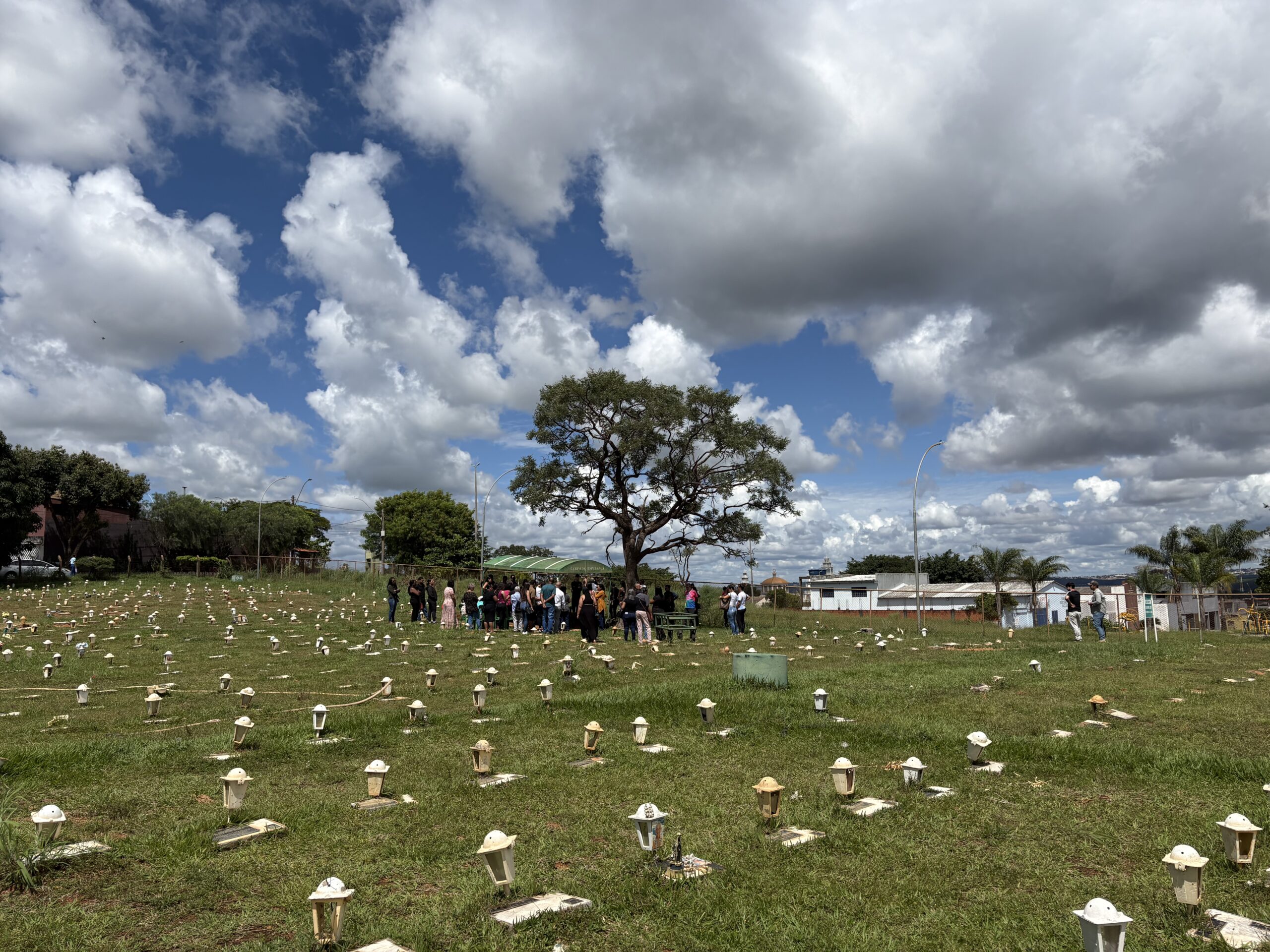 Familiares e amigos se despedem de Bruna Stephanie Brandão