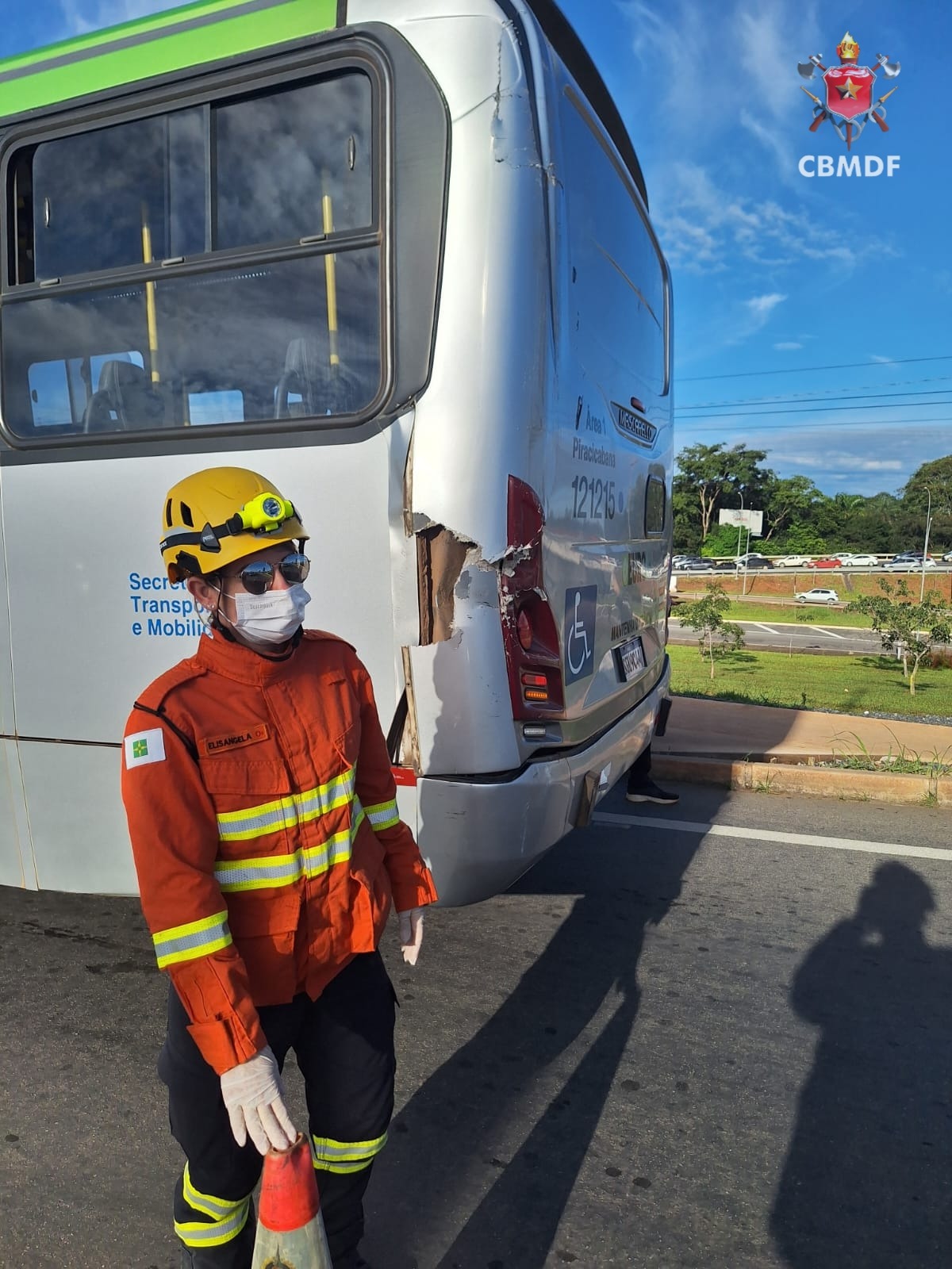 Colisão entre ônibus e carro deixa ferido na entrada do Lago Norte, no DF