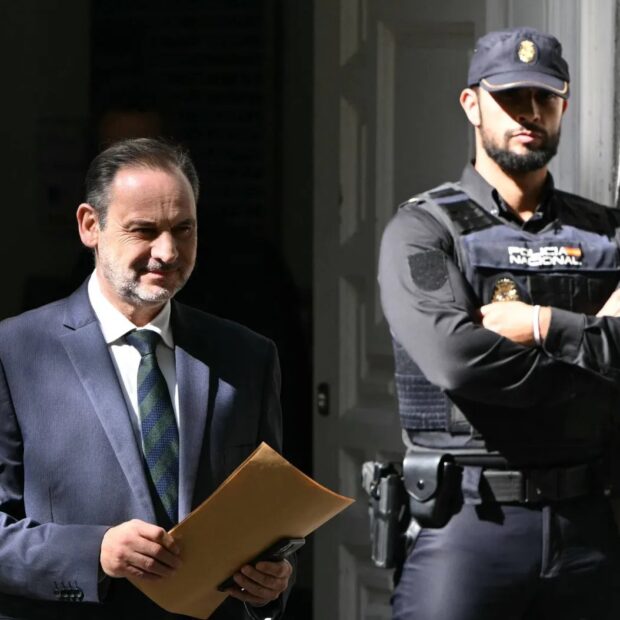 Ex-ministro dos Transportes da Espanha, José Luis Ábalos deixa o Supremo Tribunal após comparecer por suspeita de corrupção em Madrid, em 15 de outubro de 2025 - Foto: AFP
