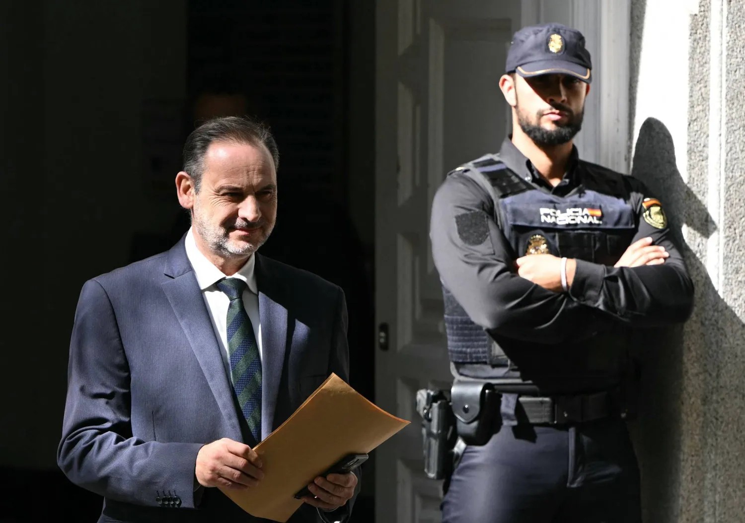Ex-ministro dos Transportes da Espanha, José Luis Ábalos deixa o Supremo Tribunal após comparecer por suspeita de corrupção em Madrid, em 15 de outubro de 2025 - Foto: AFP