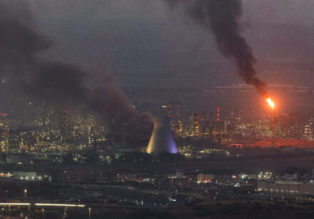 israel ataca fábricas petroquímicas no irã