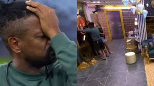 Boneco aperta botão de desistência no BBB 26 e some para atendimento médico | Créditos: Reprodução (Globo)