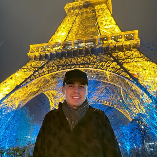 Wilker Manoel Soares, jornalista e Mister Brasil 2025, celebra 25 anos com cliques inéditos de tour internacional