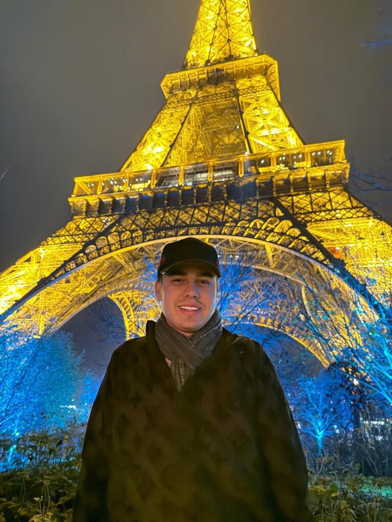 Wilker Manoel Soares, jornalista e Mister Brasil 2025, celebra 25 anos com cliques inéditos de tour internacional