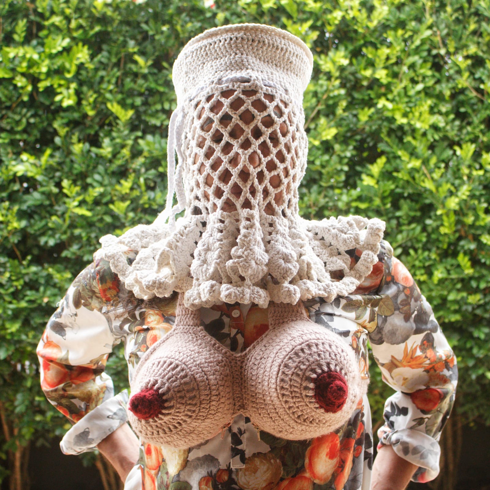 Memória, bordado e sobrevivência marcam exposição de Keyte Marrone em Brasília