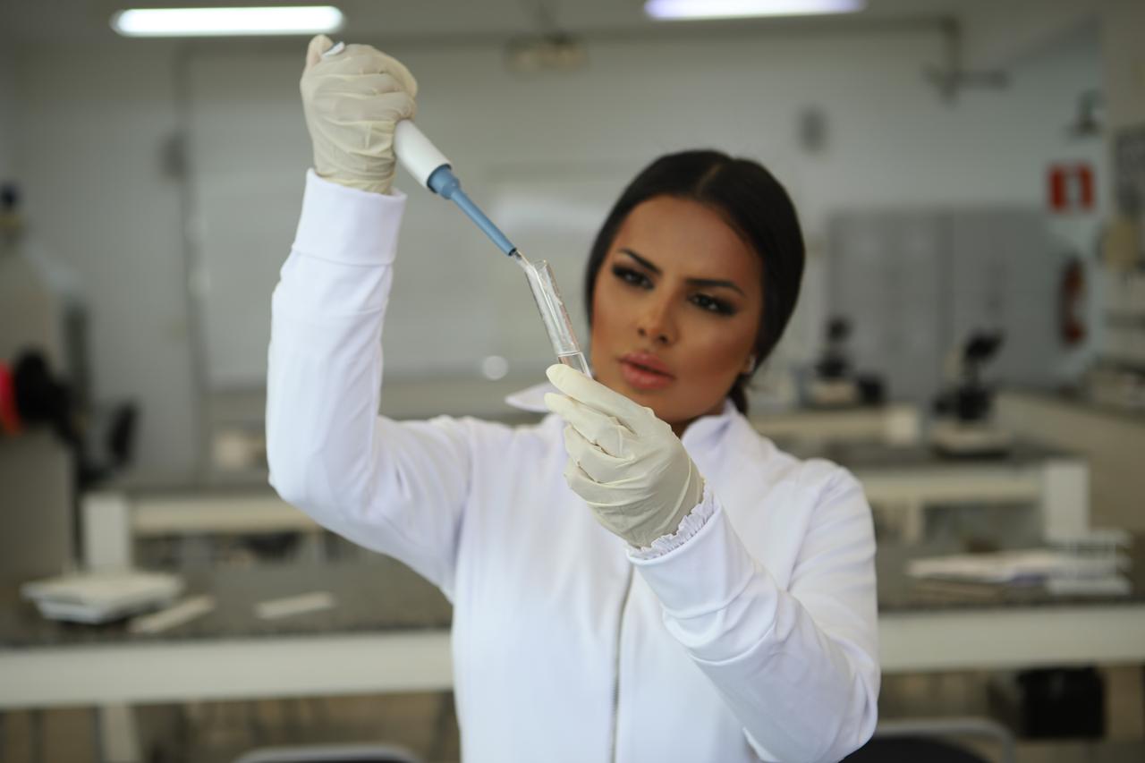 A Mais Cabello revoluciona mercado de saúde capilar com medicina regenerativa A cientista Jack Alecrim lidera protocolos inovadores que transformam a autoestima e o futuro dos pacientes A estética deixou de ser uma questão de espelhos para se tornar um campo de batalha científico de alta precisão. A vaidade, antes tratada como algo superficial, agora exige respostas biológicas profundas e resultados que a biotecnologia é a única capaz de entregar. O Brasil assiste a uma revolução silenciosa onde o folículo piloso é o protagonista de uma engenharia celular que muda o jogo da longevidade estética. O mercado de saúde capilar movimenta bilhões, mas os dados da Sociedade Brasileira de Dermatologia revelam a urgência: a alopecia androgenética atinge cerca de 42 milhões de brasileiros. Ou seja, não há mais espaço para amadorismo ou promessas de balcão quando o diagnóstico é clínico e progressivo. Vivemos a era da medicina regenerativa, onde a expansão de uma marca não se mede apenas por unidades abertas, mas pela profundidade de sua base científica e capacidade de inovação. No centro desse movimento estratégico surge a Mais Cabello, com uma robusta rede científica coordenada pela cientista Jack Alecrim, com um amplo histórico no segmento de saúde capilar. Operando com um Núcleo de Pesquisa e Desenvolvimento, a rede transcende o conceito de clínica para se consolidar como um centro de inteligência aplicada. Jack Alecrim personifica a transição necessária do setor: transformamos dados clínicos reais em protocolos que chegam à ponta, unindo o rigor acadêmico à necessidade humana de recuperação da identidade.