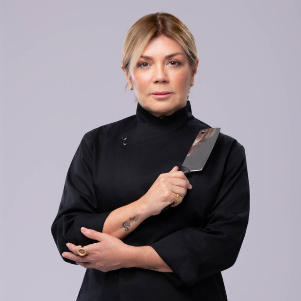 Hérika Skaff: A liderança humanizada que estanca o desperdício invisível Como a gestão das emoções e a identidade regional de Piracicaba transformam cozinhas em máquinas lucrativas por todos país A alta gastronomia brasileira enfrenta um acerto de contas: planilhas impecáveis não sobrevivem a cozinhas desmotivadas. Até porque não dá mais para ficar no achismo de acreditar que o lucro é um cálculo frio de entradas e saídas; a rentabilidade real exige o reconhecimento de que o insumo mais caro é o talento desperdiçado. Em um setor onde a rotatividade de pessoal atinge picos alarmantes, o verdadeiro rombo no caixa não está apenas no que sobra no prato, mas na apatia de quem segura a faca sem propósito. Dados recentes do setor de alimentação fora do lar revelam que falhas operacionais motivadas por estresse e falta de pertencimento representam até 15% do Custo de Mercadoria Vendida (CMV). No Brasil, o custo de substituição de um funcionário qualificado pode drenar recursos equivalentes a quatro meses de sua remuneração, sufocando o lucro líquido. Ignorar o fator humano e a conexão com a origem dos insumos na gestão financeira é o caminho mais curto para uma insolvência mascarada de prestígio. É neste ponto de inflexão que a autoridade de Hérika Skaff se destaca como o elo perdido entre a técnica francesa e a gestão estratégica. Com mais de 15 anos de trajetória, a Chef Executiva e Consultora Gastronomia, sócia da Fábrica de Chefs, une o rigor da escola de Paul Bocuse a uma visão cirúrgica de CFO. Hérika compreendeu que a alta gastronomia é um ecossistema vivo; ela não apenas audita estoques, ela calibra a cultura organizacional para que o zelo pelo insumo nasça da valorização de quem o manipula.