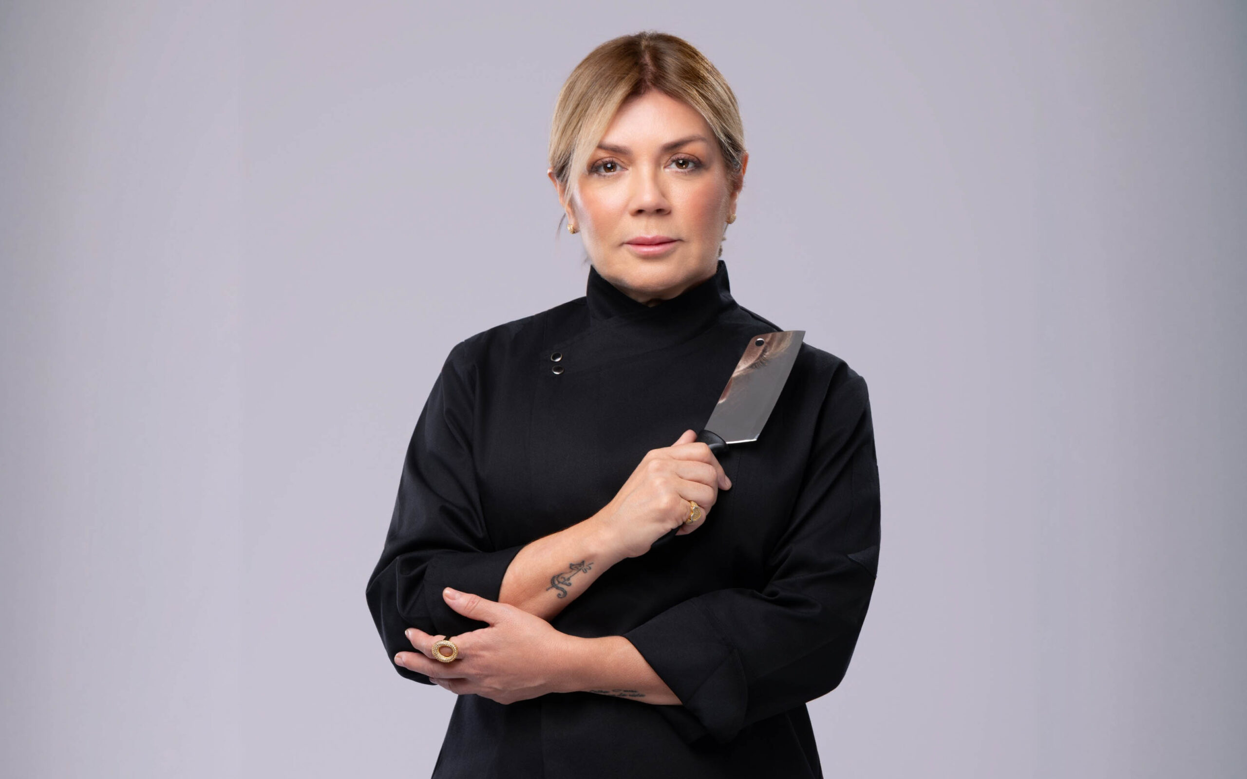 Hérika Skaff: A liderança humanizada que estanca o desperdício invisível Como a gestão das emoções e a identidade regional de Piracicaba transformam cozinhas em máquinas lucrativas por todos país A alta gastronomia brasileira enfrenta um acerto de contas: planilhas impecáveis não sobrevivem a cozinhas desmotivadas. Até porque não dá mais para ficar no achismo de acreditar que o lucro é um cálculo frio de entradas e saídas; a rentabilidade real exige o reconhecimento de que o insumo mais caro é o talento desperdiçado. Em um setor onde a rotatividade de pessoal atinge picos alarmantes, o verdadeiro rombo no caixa não está apenas no que sobra no prato, mas na apatia de quem segura a faca sem propósito. Dados recentes do setor de alimentação fora do lar revelam que falhas operacionais motivadas por estresse e falta de pertencimento representam até 15% do Custo de Mercadoria Vendida (CMV). No Brasil, o custo de substituição de um funcionário qualificado pode drenar recursos equivalentes a quatro meses de sua remuneração, sufocando o lucro líquido. Ignorar o fator humano e a conexão com a origem dos insumos na gestão financeira é o caminho mais curto para uma insolvência mascarada de prestígio. É neste ponto de inflexão que a autoridade de Hérika Skaff se destaca como o elo perdido entre a técnica francesa e a gestão estratégica. Com mais de 15 anos de trajetória, a Chef Executiva e Consultora Gastronomia, sócia da Fábrica de Chefs, une o rigor da escola de Paul Bocuse a uma visão cirúrgica de CFO. Hérika compreendeu que a alta gastronomia é um ecossistema vivo; ela não apenas audita estoques, ela calibra a cultura organizacional para que o zelo pelo insumo nasça da valorização de quem o manipula.