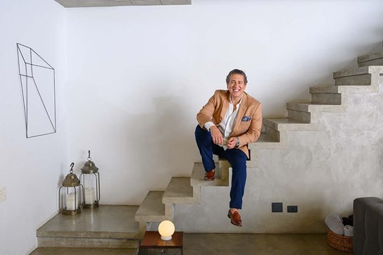 Altemar Dutra Jr. se renova nos palcos para comemorar 30 anos de carreira Para celebrar as três décadas divertindo o público sem deixar de honrar o legado do pai, Altemar Dutra, o showman planeja novo álbum, um show gravado e projetos pelo Brasil inteiro, com shows memoráveis e a retomada da carreira internacional O que separa um herdeiro de um verdadeiro sucessor é a coragem de subverter a própria genética para criar algo inédito. Em pleno abril de 2026, Altemar Dutra Jr. não apenas ocupa o palco; ele o domina com uma autoridade que faz as três décadas de carreira parecerem apenas o ensaio para algo muito maior. Não estamos falando de uma homenagem passiva ao passado, mas de uma celebração ruidosa e estratégica de um showman que compreendeu cedo que o legado é um combustível potente, nunca uma âncora. Olhar para os números do mercado fonográfico atual revela uma verdade incômoda para os céticos: a música de "consumo rápido" está perdendo fôlego para o entretenimento de experiência e memória afetiva. Segundo levantamentos recentes do setor de economia criativa, a busca por espetáculos que unem técnica vocal e repertório eclético cresceu significativamente no último biênio, colocando artistas com a profundidade de Altemar Jr. no topo da cadeia de valor. Ao cruzar a marca dos 30 anos de estrada, ele transformou o que poderia ser apenas nostalgia em um modelo de negócio sustentável e de alto impacto cultural. Batizado com o nome de uma lenda, o cantor de 56 anos foi forjado no epicentro da era de ouro da TV e do rádio brasileiro. Sua história não se resume ao DNA privilegiado que herdou de Altemar Dutra e Martha Mendonça; ela é feita de presenças reais, como o padrinho Chacrinha descansando no sofá de sua casa e a madrinha Hebe Camargo guiando seus primeiros passos profissionais. Esse convívio com baluartes da comunicação deu a ele uma percepção de bastidor e um respeito ao público que são raros na era dos likes superficiais.