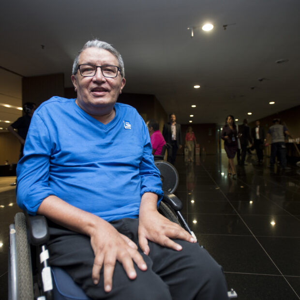 José Leda, que sofre de esclerose lateral amiotrófica, durante o 4º Seminário de Doenças Raras - Foto: Marcelo Camargo/Agência Brasil