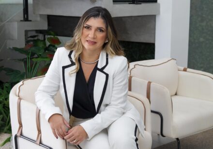 Dra. Tatiane Garcia equilibra tecnologia de risco e fluxo de caixa Como a gestão de passivos e o diálogo técnico preservam a saúde do sistema financeiro e das empresas A eficiência bancária atingiu um patamar sem precedentes, mas essa mesma agilidade digital impõe um desafio novo ao grande empresário: a padronização do risco. O sistema financeiro evoluiu para modelos de Inteligência Artificial que garantem a segurança das instituições, porém, essa precisão matemática muitas vezes ignora as nuances e o potencial de recuperação de um império em expansão. O segredo da longevidade corporativa não está em combater o sistema, mas em saber dialogar com ele através de uma estrutura técnica que traduza a saúde da empresa para além dos robôs de análise. Esta automação é um pilar de sustentação do mercado moderno e não deve ser vista como um entrave, mas como uma engrenagem que exige ajuste fino. Dados da Federação Brasileira de Bancos (FEBRABAN) apontam que os investimentos em tecnologia no setor saltaram para patamares recordes, visando a proteção do ecossistema de crédito. Contudo, o efeito colateral dessa proteção é a "asfixia preventiva", onde algoritmos, ao detectarem flutuações sazonais, reduzem limites de forma automática. No mercado de alta renda, esse descompasso entre a frieza do dado e o calor da operação real pode travar faturamentos bilionários por mera falta de contexto humano. Como explica a Dra. Tatiane Garcia: "O algoritmo opera na lógica da 'asfixia preventiva', reduzindo limites automaticamente ao detectar riscos sistêmicos, ignorando que aquele movimento pode ser o prelúdio de um salto de faturamento bilionário que apenas o 'calor da operação real’ justifica." Nesse cenário de alta sofisticação técnica, a Dra. Tatiane Garcia (OAB/SP 224.365) atua como a ponte de inteligência que equilibra essa balança. À frente do escritório em São Paulo, ela utiliza seus 20 anos de expertise para realizar o que chamamos de "curadoria de risco": ela apresenta ao banco o que o algoritmo não consegue ler. Nesse sentido, ela reforça: "Atuamos como a ponte que apresenta ao banco o que o dado frio não revela, transformando o que seria uma 'reestruturação por deterioração' em uma renegociação comercial saudável."