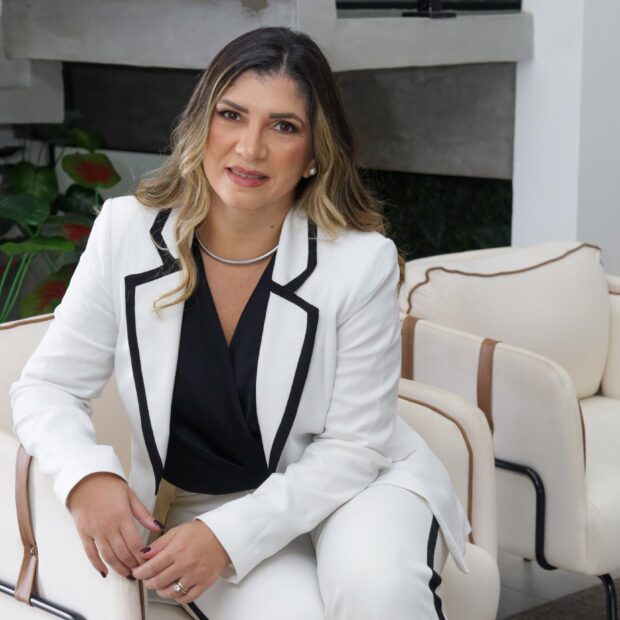 Dra. Tatiane Garcia equilibra tecnologia de risco e fluxo de caixa Como a gestão de passivos e o diálogo técnico preservam a saúde do sistema financeiro e das empresas A eficiência bancária atingiu um patamar sem precedentes, mas essa mesma agilidade digital impõe um desafio novo ao grande empresário: a padronização do risco. O sistema financeiro evoluiu para modelos de Inteligência Artificial que garantem a segurança das instituições, porém, essa precisão matemática muitas vezes ignora as nuances e o potencial de recuperação de um império em expansão. O segredo da longevidade corporativa não está em combater o sistema, mas em saber dialogar com ele através de uma estrutura técnica que traduza a saúde da empresa para além dos robôs de análise. Esta automação é um pilar de sustentação do mercado moderno e não deve ser vista como um entrave, mas como uma engrenagem que exige ajuste fino. Dados da Federação Brasileira de Bancos (FEBRABAN) apontam que os investimentos em tecnologia no setor saltaram para patamares recordes, visando a proteção do ecossistema de crédito. Contudo, o efeito colateral dessa proteção é a "asfixia preventiva", onde algoritmos, ao detectarem flutuações sazonais, reduzem limites de forma automática. No mercado de alta renda, esse descompasso entre a frieza do dado e o calor da operação real pode travar faturamentos bilionários por mera falta de contexto humano. Como explica a Dra. Tatiane Garcia: "O algoritmo opera na lógica da 'asfixia preventiva', reduzindo limites automaticamente ao detectar riscos sistêmicos, ignorando que aquele movimento pode ser o prelúdio de um salto de faturamento bilionário que apenas o 'calor da operação real’ justifica." Nesse cenário de alta sofisticação técnica, a Dra. Tatiane Garcia (OAB/SP 224.365) atua como a ponte de inteligência que equilibra essa balança. À frente do escritório em São Paulo, ela utiliza seus 20 anos de expertise para realizar o que chamamos de "curadoria de risco": ela apresenta ao banco o que o algoritmo não consegue ler. Nesse sentido, ela reforça: "Atuamos como a ponte que apresenta ao banco o que o dado frio não revela, transformando o que seria uma 'reestruturação por deterioração' em uma renegociação comercial saudável."