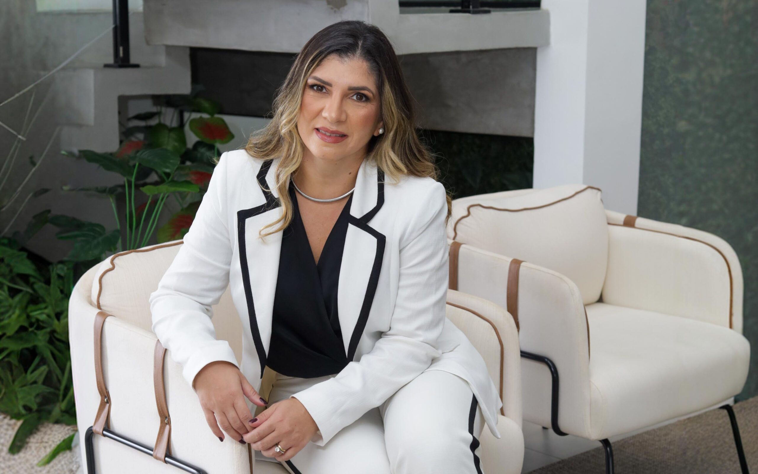 Dra. Tatiane Garcia equilibra tecnologia de risco e fluxo de caixa Como a gestão de passivos e o diálogo técnico preservam a saúde do sistema financeiro e das empresas A eficiência bancária atingiu um patamar sem precedentes, mas essa mesma agilidade digital impõe um desafio novo ao grande empresário: a padronização do risco. O sistema financeiro evoluiu para modelos de Inteligência Artificial que garantem a segurança das instituições, porém, essa precisão matemática muitas vezes ignora as nuances e o potencial de recuperação de um império em expansão. O segredo da longevidade corporativa não está em combater o sistema, mas em saber dialogar com ele através de uma estrutura técnica que traduza a saúde da empresa para além dos robôs de análise. Esta automação é um pilar de sustentação do mercado moderno e não deve ser vista como um entrave, mas como uma engrenagem que exige ajuste fino. Dados da Federação Brasileira de Bancos (FEBRABAN) apontam que os investimentos em tecnologia no setor saltaram para patamares recordes, visando a proteção do ecossistema de crédito. Contudo, o efeito colateral dessa proteção é a "asfixia preventiva", onde algoritmos, ao detectarem flutuações sazonais, reduzem limites de forma automática. No mercado de alta renda, esse descompasso entre a frieza do dado e o calor da operação real pode travar faturamentos bilionários por mera falta de contexto humano. Como explica a Dra. Tatiane Garcia: "O algoritmo opera na lógica da 'asfixia preventiva', reduzindo limites automaticamente ao detectar riscos sistêmicos, ignorando que aquele movimento pode ser o prelúdio de um salto de faturamento bilionário que apenas o 'calor da operação real’ justifica." Nesse cenário de alta sofisticação técnica, a Dra. Tatiane Garcia (OAB/SP 224.365) atua como a ponte de inteligência que equilibra essa balança. À frente do escritório em São Paulo, ela utiliza seus 20 anos de expertise para realizar o que chamamos de "curadoria de risco": ela apresenta ao banco o que o algoritmo não consegue ler. Nesse sentido, ela reforça: "Atuamos como a ponte que apresenta ao banco o que o dado frio não revela, transformando o que seria uma 'reestruturação por deterioração' em uma renegociação comercial saudável."