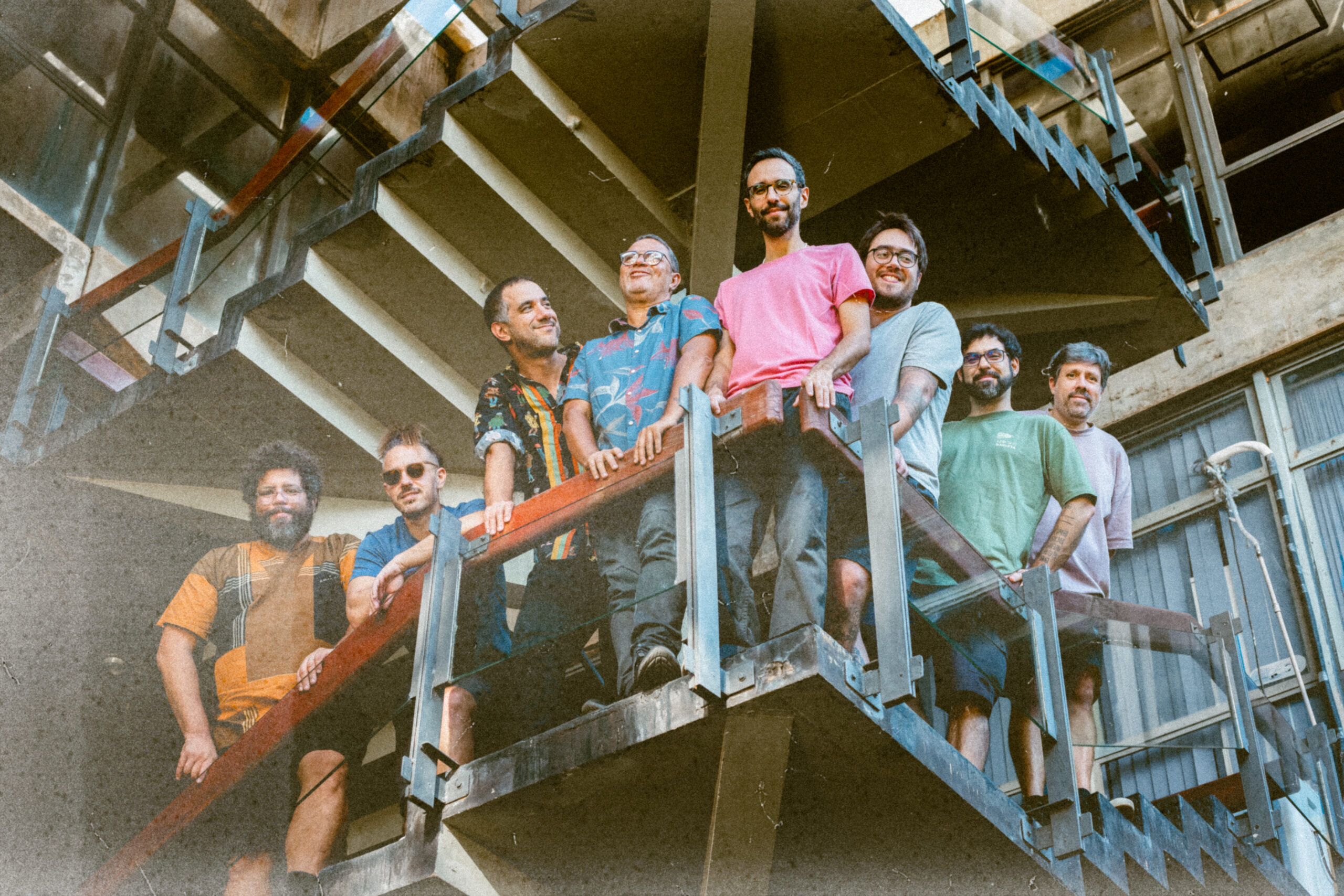 Móveis Coloniais de Acaju celebra retorno definitivo aos palcos com turnê “Felicidade Reinará”