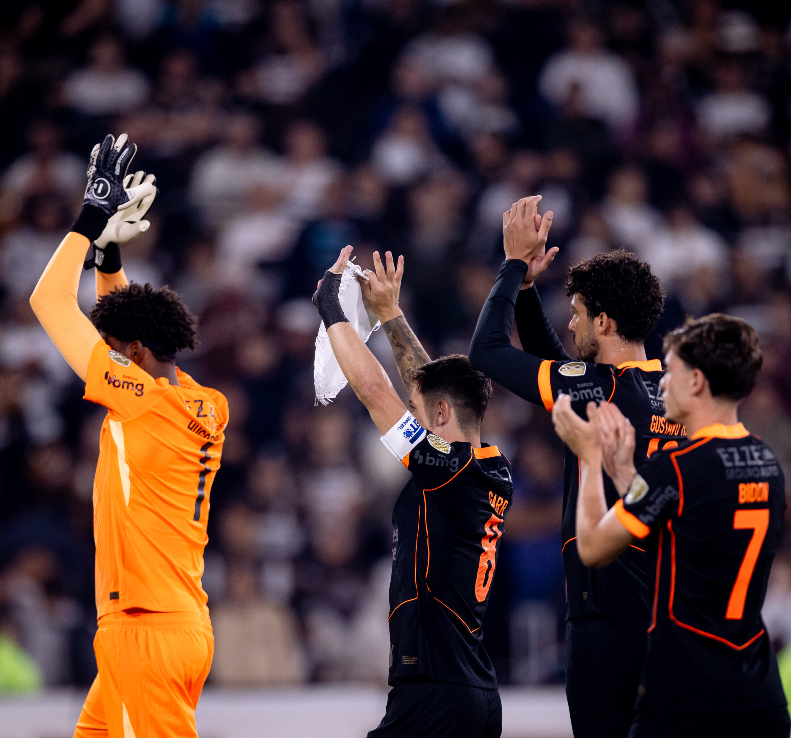 Corinthians vence Platense na estreia de Diniz na Libertadores