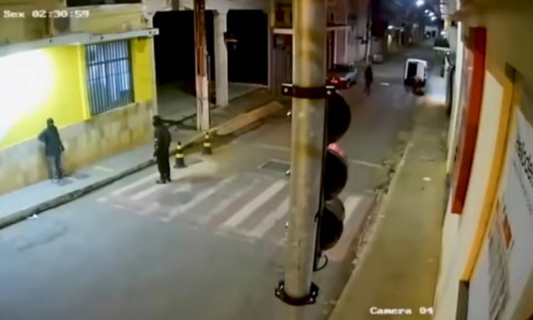 criminosos explodem agência do banco do brasil no interior de mg