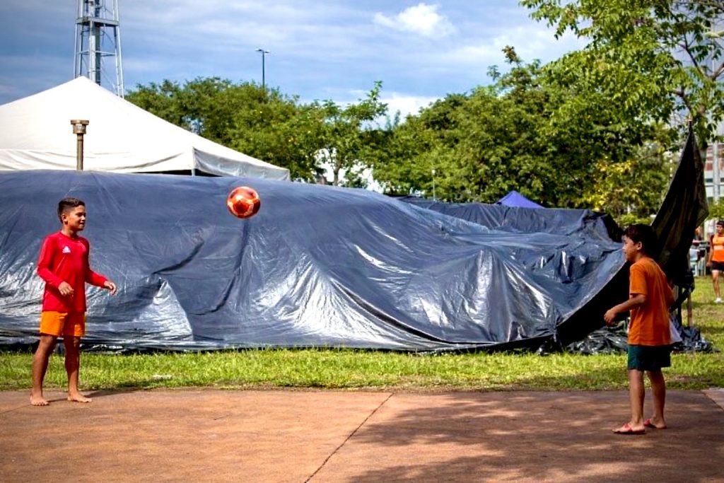 Acampamento Terra Livre: indígenas aproveitam momentos de folga para jogar bola