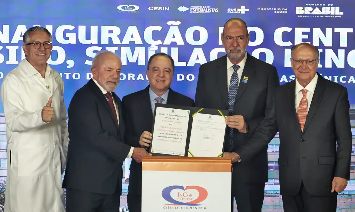 Lula sanciona lei para ampliar acesso a tratamentos de alto custo contra câncer no SUS