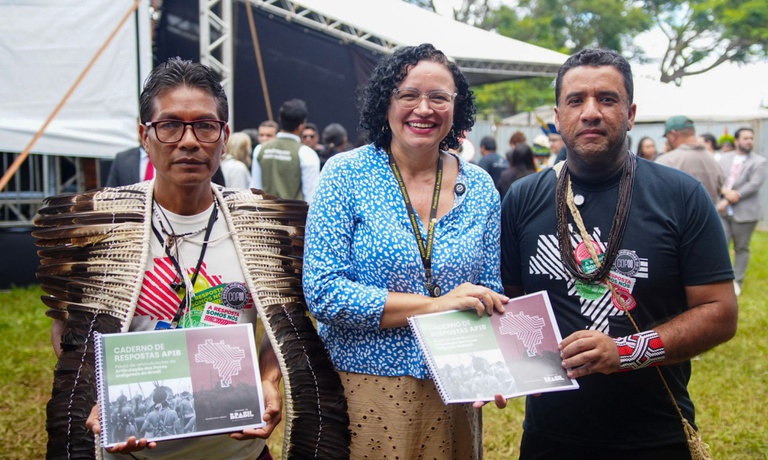 Governo entrega Caderno de Respostas da APIB durante Acampamento Terra Livre