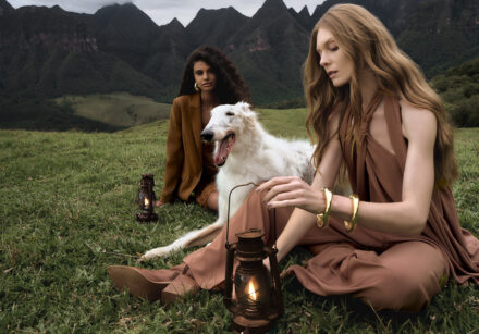 Lez a Lez lança coleção de inverno inspirada nas serras brasileiras Marca catarinense une o rusticidade e sofisticação em peças que evocam o aconchego, a elegância e a beleza das paisagens nacionais; loja em Florianópolis será a primeira no Brasil a receber a coleção A moda brasileira interrompe o ruído das tendências passageiras para ouvir o silêncio das montanhas. O lançamento da coleção “Serrana”, da catarinense Lez a Lez, não é apenas uma troca de vitrine, mas um movimento estratégico que redefine o conceito de "quiet luxury" sob a ótica nacional. Em um mercado que movimenta bilhões e posiciona o Brasil como o quinto maior produtor têxtil do mundo, a marca prova que a sofisticação real não precisa atravessar o oceano; ela reside na neblina dos nossos parreirais e no toque das fibras que respeitam o amanhã. O cenário atual do varejo de moda exige mais do que estética; exige alma e procedência. Santa Catarina, o segundo maior polo têxtil do país, responde por cerca de 27% da produção nacional do setor, e é neste berço de excelência que a Lez a Lez lapidou sua identidade desde 2006. A nova coleção surge em um momento em que o consumidor busca o "slow living", um retorno ao essencial que valoriza o tempo e a textura. Ao escolher as paisagens de Grão-Pará (SC) como moldura, a marca não apenas vende roupas, mas exporta o lifestyle de um Brasil que sabe ser elegante em meio ao frio. No epicentro dessa narrativa está Priscila Martellini Altmayer, Head de Estilo da Lez a Lez, que lidera a transição criativa para um inverno sensorial. Sob a chancela do Grupo Lunelli, gigante que emprega milhares de colaboradores e é referência em gestão humanizada, Priscila desenhou uma mulher que transita entre a introspecção e a celebração. A proposta é clara: unir o rústico ao sofisticado sem perder a fluidez que é DNA da marca. Não se trata apenas de vestir, mas de materializar uma conexão íntima com a natureza e com a própria história da moda catarinense.