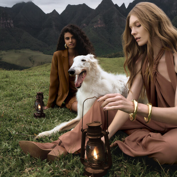 Lez a Lez lança coleção de inverno inspirada nas serras brasileiras Marca catarinense une o rusticidade e sofisticação em peças que evocam o aconchego, a elegância e a beleza das paisagens nacionais; loja em Florianópolis será a primeira no Brasil a receber a coleção A moda brasileira interrompe o ruído das tendências passageiras para ouvir o silêncio das montanhas. O lançamento da coleção “Serrana”, da catarinense Lez a Lez, não é apenas uma troca de vitrine, mas um movimento estratégico que redefine o conceito de "quiet luxury" sob a ótica nacional. Em um mercado que movimenta bilhões e posiciona o Brasil como o quinto maior produtor têxtil do mundo, a marca prova que a sofisticação real não precisa atravessar o oceano; ela reside na neblina dos nossos parreirais e no toque das fibras que respeitam o amanhã. O cenário atual do varejo de moda exige mais do que estética; exige alma e procedência. Santa Catarina, o segundo maior polo têxtil do país, responde por cerca de 27% da produção nacional do setor, e é neste berço de excelência que a Lez a Lez lapidou sua identidade desde 2006. A nova coleção surge em um momento em que o consumidor busca o "slow living", um retorno ao essencial que valoriza o tempo e a textura. Ao escolher as paisagens de Grão-Pará (SC) como moldura, a marca não apenas vende roupas, mas exporta o lifestyle de um Brasil que sabe ser elegante em meio ao frio. No epicentro dessa narrativa está Priscila Martellini Altmayer, Head de Estilo da Lez a Lez, que lidera a transição criativa para um inverno sensorial. Sob a chancela do Grupo Lunelli, gigante que emprega milhares de colaboradores e é referência em gestão humanizada, Priscila desenhou uma mulher que transita entre a introspecção e a celebração. A proposta é clara: unir o rústico ao sofisticado sem perder a fluidez que é DNA da marca. Não se trata apenas de vestir, mas de materializar uma conexão íntima com a natureza e com a própria história da moda catarinense.