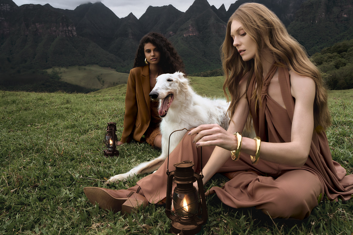 Lez a Lez lança coleção de inverno inspirada nas serras brasileiras Marca catarinense une o rusticidade e sofisticação em peças que evocam o aconchego, a elegância e a beleza das paisagens nacionais; loja em Florianópolis será a primeira no Brasil a receber a coleção A moda brasileira interrompe o ruído das tendências passageiras para ouvir o silêncio das montanhas. O lançamento da coleção “Serrana”, da catarinense Lez a Lez, não é apenas uma troca de vitrine, mas um movimento estratégico que redefine o conceito de "quiet luxury" sob a ótica nacional. Em um mercado que movimenta bilhões e posiciona o Brasil como o quinto maior produtor têxtil do mundo, a marca prova que a sofisticação real não precisa atravessar o oceano; ela reside na neblina dos nossos parreirais e no toque das fibras que respeitam o amanhã. O cenário atual do varejo de moda exige mais do que estética; exige alma e procedência. Santa Catarina, o segundo maior polo têxtil do país, responde por cerca de 27% da produção nacional do setor, e é neste berço de excelência que a Lez a Lez lapidou sua identidade desde 2006. A nova coleção surge em um momento em que o consumidor busca o "slow living", um retorno ao essencial que valoriza o tempo e a textura. Ao escolher as paisagens de Grão-Pará (SC) como moldura, a marca não apenas vende roupas, mas exporta o lifestyle de um Brasil que sabe ser elegante em meio ao frio. No epicentro dessa narrativa está Priscila Martellini Altmayer, Head de Estilo da Lez a Lez, que lidera a transição criativa para um inverno sensorial. Sob a chancela do Grupo Lunelli, gigante que emprega milhares de colaboradores e é referência em gestão humanizada, Priscila desenhou uma mulher que transita entre a introspecção e a celebração. A proposta é clara: unir o rústico ao sofisticado sem perder a fluidez que é DNA da marca. Não se trata apenas de vestir, mas de materializar uma conexão íntima com a natureza e com a própria história da moda catarinense.