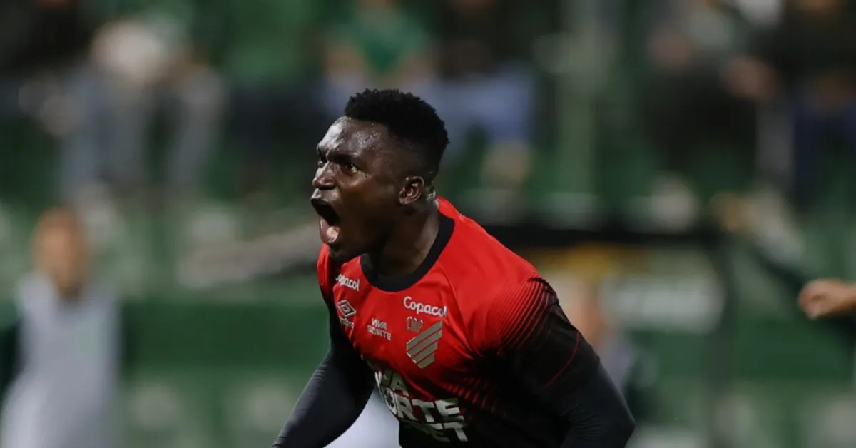 Athletico vence a Chapecoense em casa, entra no G-5 e aprofunda crise rival