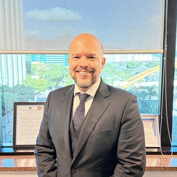 O caminho para a resiliência das estatais na visão de Marcelo Lacerda Colunista do Migalhas e especialista em Direito Público, Lacerda defende que o fortalecimento da governança é o pilar central para a sustentabilidade das empresas públicas e a proteção do interesse social O cenário fiscal das empresas estatais em 2026 apresenta desafios complexos que exigem uma análise técnica profunda e soluções baseadas na juridicidade. Com base nos dados oficiais que apontam a necessidade de ajustes nos resultados primários, o mercado e a administração pública buscam modelos de gestão que garantam a perenidade institucional. Para o advogado e doutorando Marcelo Lacerda (OAB/RJ 216.422), colunista do portal Migalhas, o momento exige a implementação de uma "governança sistêmica" capaz de harmonizar a eficiência administrativa com o cumprimento rigoroso dos princípios constitucionais. Lacerda, cuja trajetória é marcada pela intersecção entre o Direito Empresarial e o Público, propõe o que chama de "Engenharia da Integridade". O foco não é apenas a correção de fluxos, mas o fortalecimento da autonomia das estatais. "A governança robusta atua como uma salvaguarda. Quando as decisões são pautadas por critérios puramente técnicos e institucionais, minimizamos os riscos operacionais e potencializamos a entrega de valor à sociedade", explica o estrategista. Para ele, a prevenção de crises reputacionais e financeiras passa, obrigatoriamente, por processos de tomada de decisão auditáveis e fundamentados em dados, protegendo a empresa de oscilações que possam comprometer seu valor de mercado. Um dos diferenciais na tese de Lacerda, também explorada em sua obra "Governança e Compliance nas Estatais Dependentes" (Lumen Juris, 2025), é a transposição de modelos de excelência, como a gestão da experiência, para o ambiente público. Ele sustenta que a governança deve incorporar a "Gestão da Confiança".