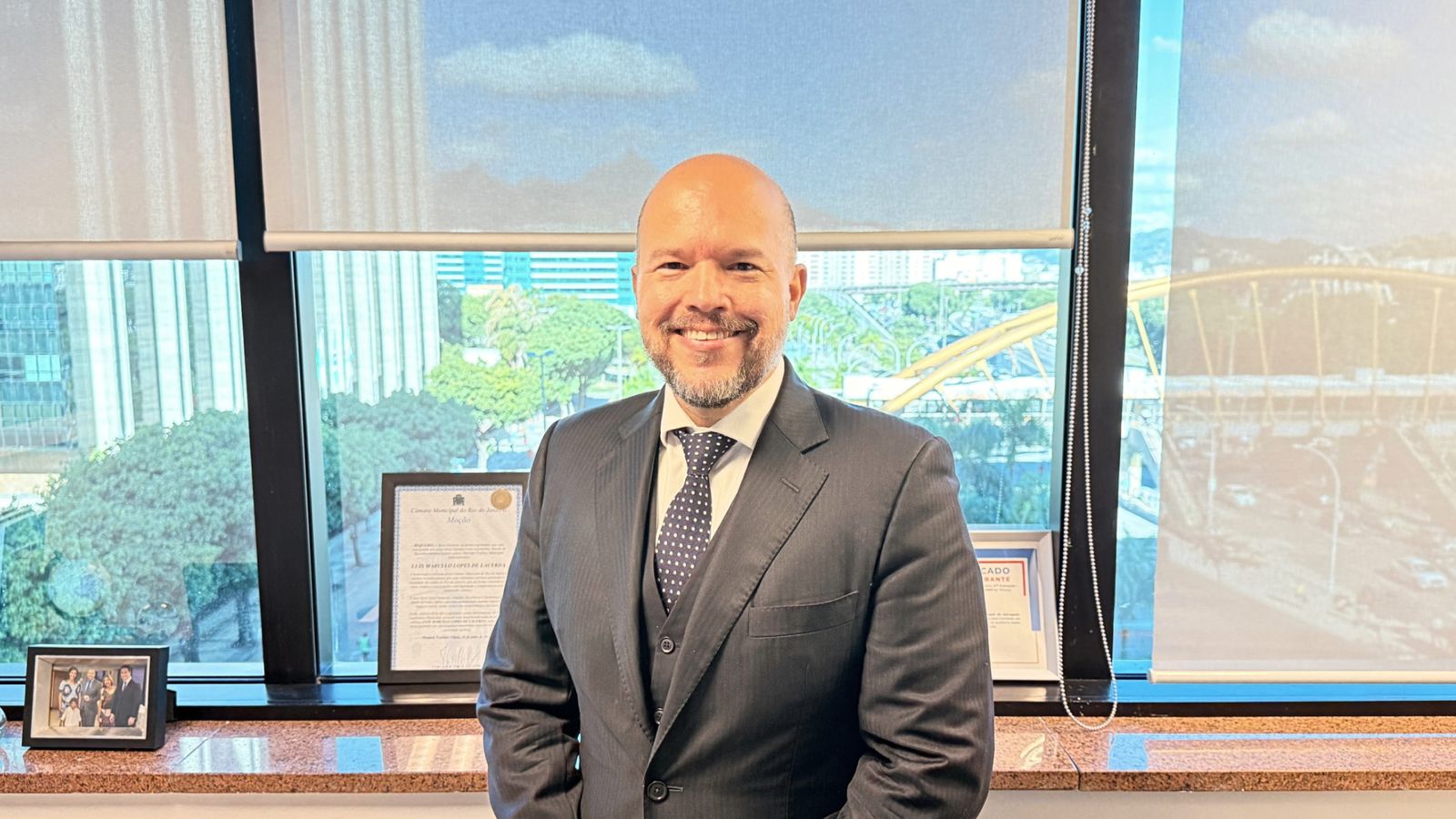 O caminho para a resiliência das estatais na visão de Marcelo Lacerda Colunista do Migalhas e especialista em Direito Público, Lacerda defende que o fortalecimento da governança é o pilar central para a sustentabilidade das empresas públicas e a proteção do interesse social O cenário fiscal das empresas estatais em 2026 apresenta desafios complexos que exigem uma análise técnica profunda e soluções baseadas na juridicidade. Com base nos dados oficiais que apontam a necessidade de ajustes nos resultados primários, o mercado e a administração pública buscam modelos de gestão que garantam a perenidade institucional. Para o advogado e doutorando Marcelo Lacerda (OAB/RJ 216.422), colunista do portal Migalhas, o momento exige a implementação de uma "governança sistêmica" capaz de harmonizar a eficiência administrativa com o cumprimento rigoroso dos princípios constitucionais. Lacerda, cuja trajetória é marcada pela intersecção entre o Direito Empresarial e o Público, propõe o que chama de "Engenharia da Integridade". O foco não é apenas a correção de fluxos, mas o fortalecimento da autonomia das estatais. "A governança robusta atua como uma salvaguarda. Quando as decisões são pautadas por critérios puramente técnicos e institucionais, minimizamos os riscos operacionais e potencializamos a entrega de valor à sociedade", explica o estrategista. Para ele, a prevenção de crises reputacionais e financeiras passa, obrigatoriamente, por processos de tomada de decisão auditáveis e fundamentados em dados, protegendo a empresa de oscilações que possam comprometer seu valor de mercado. Um dos diferenciais na tese de Lacerda, também explorada em sua obra "Governança e Compliance nas Estatais Dependentes" (Lumen Juris, 2025), é a transposição de modelos de excelência, como a gestão da experiência, para o ambiente público. Ele sustenta que a governança deve incorporar a "Gestão da Confiança".