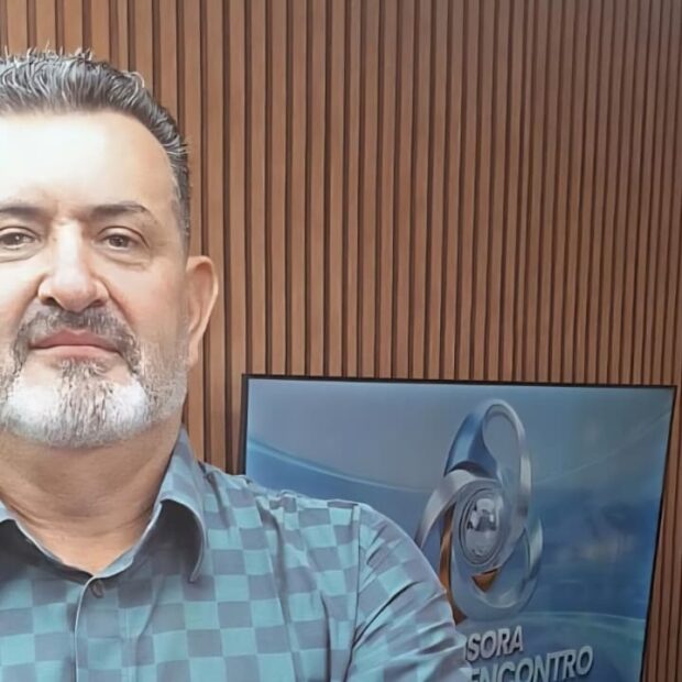 A alquimia da dor na saúde mental Como Moreira Terapeuta Transforma o "Fundo do Poço" em Resgate Humano A história de Moreira não começa nos consultórios de psicanálise ou nas salas de gestão hospitalar, mas nas lacunas silenciosas de uma infância marcada por referências distorcidas. Filho de um pai alcoolista e uma mãe lavadeira, ele cresceu sob a sombra da escassez emocional, onde a dependência química não era apenas um risco, mas um eco de traumas não resolvidos. É fundamental compreender, como ele mesmo enfatiza, que a adicção nunca começa na substância em si, mas nas rachaduras da história pessoal de cada indivíduo. Moreira é a prova viva de que o terreno da vulnerabilidade pode ser o berço de uma patologia avassaladora, mas também o ponto de partida para uma compreensão técnica e humana que poucos profissionais conseguem alcançar. Ao mergulhar no abismo da dependência, Moreira atravessou o deserto da desumanização. Ele não apenas viveu a rua por três meses; ele habitou o território da perda absoluta de valores. Com uma coragem rara em figuras públicas, ele admite o que a maioria tenta esconder: a fase em que a droga silenciou seu caráter, levando-o a mentir, manipular, dissimular e até roubar. Esse "fundo do poço" concreto não é usado aqui como uma autocomiseração, mas como um selo de autenticidade. Para quem busca ajuda, saber que o terapeuta conhece o peso do erro e o gosto do asfalto cria uma ponte de confiança inabalável, estabelecendo uma autoridade que nenhum diploma, por si só, é capaz de conferir. O ponto de maior conexão emocional em sua trajetória, porém, não reside apenas no que ele se tornou, mas no rastro de destruição que deixou para trás. Moreira aborda com lucidez a dor lancinante da família, aquela que adoece junto, que sente a impotência de ver o ser amado se transformar em um estranho. Ele reconhece que a dependência química é uma doença que aniquila o entorno, desgastando carreiras, oportunidades e o amor de quem está por perto. Ao falar sobre os anos que "atrasou" em sua própria vida, ele valida o luto de milhares de famílias brasileiras que hoje o assistem, oferecendo não apenas um diagnóstico, mas o acolhimento de quem sabe o quanto custa o tempo perdido.