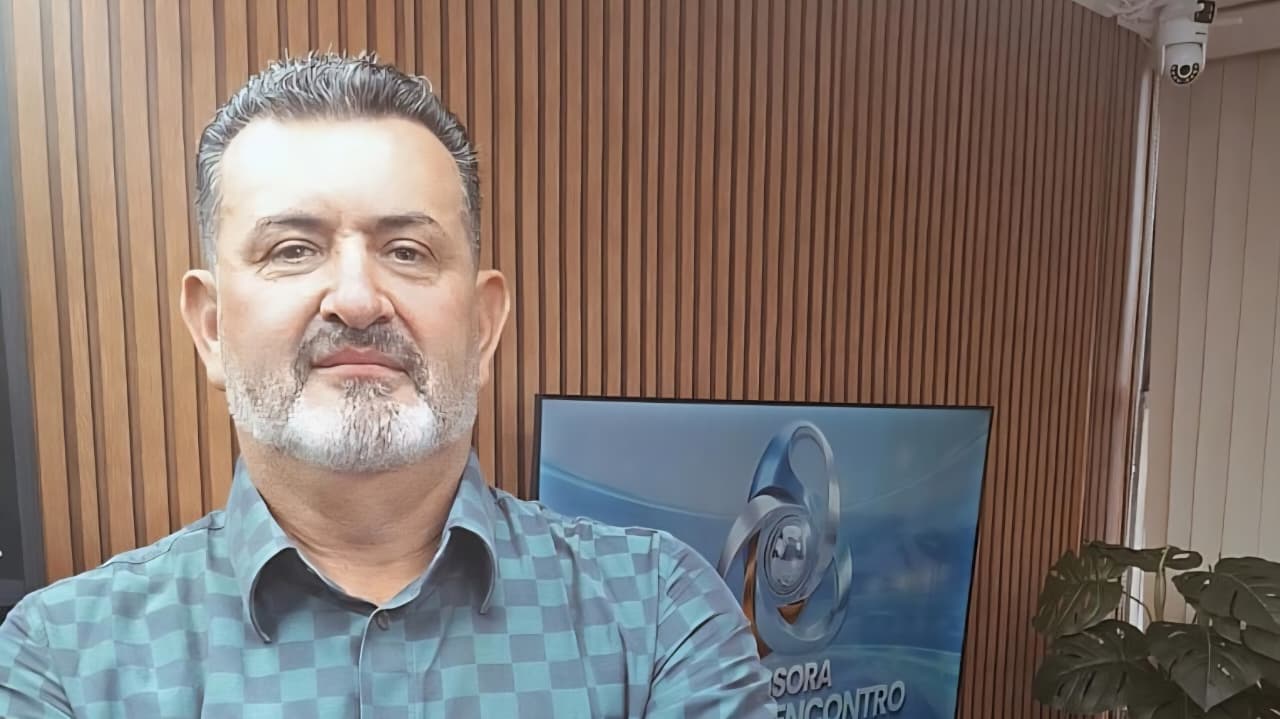 A alquimia da dor na saúde mental Como Moreira Terapeuta Transforma o "Fundo do Poço" em Resgate Humano A história de Moreira não começa nos consultórios de psicanálise ou nas salas de gestão hospitalar, mas nas lacunas silenciosas de uma infância marcada por referências distorcidas. Filho de um pai alcoolista e uma mãe lavadeira, ele cresceu sob a sombra da escassez emocional, onde a dependência química não era apenas um risco, mas um eco de traumas não resolvidos. É fundamental compreender, como ele mesmo enfatiza, que a adicção nunca começa na substância em si, mas nas rachaduras da história pessoal de cada indivíduo. Moreira é a prova viva de que o terreno da vulnerabilidade pode ser o berço de uma patologia avassaladora, mas também o ponto de partida para uma compreensão técnica e humana que poucos profissionais conseguem alcançar. Ao mergulhar no abismo da dependência, Moreira atravessou o deserto da desumanização. Ele não apenas viveu a rua por três meses; ele habitou o território da perda absoluta de valores. Com uma coragem rara em figuras públicas, ele admite o que a maioria tenta esconder: a fase em que a droga silenciou seu caráter, levando-o a mentir, manipular, dissimular e até roubar. Esse "fundo do poço" concreto não é usado aqui como uma autocomiseração, mas como um selo de autenticidade. Para quem busca ajuda, saber que o terapeuta conhece o peso do erro e o gosto do asfalto cria uma ponte de confiança inabalável, estabelecendo uma autoridade que nenhum diploma, por si só, é capaz de conferir. O ponto de maior conexão emocional em sua trajetória, porém, não reside apenas no que ele se tornou, mas no rastro de destruição que deixou para trás. Moreira aborda com lucidez a dor lancinante da família, aquela que adoece junto, que sente a impotência de ver o ser amado se transformar em um estranho. Ele reconhece que a dependência química é uma doença que aniquila o entorno, desgastando carreiras, oportunidades e o amor de quem está por perto. Ao falar sobre os anos que "atrasou" em sua própria vida, ele valida o luto de milhares de famílias brasileiras que hoje o assistem, oferecendo não apenas um diagnóstico, mas o acolhimento de quem sabe o quanto custa o tempo perdido.