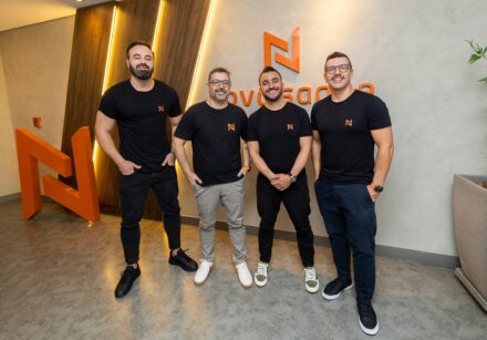 Novo Saque projeta R$ 2 bilhões e acelera com aquisição Fintech catarinense compra startup Fint para dominar mercado de crédito e tecnologia em 2026 O mercado de crédito brasileiro assiste a um movimento que redefine as regras do jogo para as fintechs nacionais. A Novo Saque não está apenas anunciando números; ela está consolidando uma infraestrutura que muitos gigantes tradicionais ainda lutam para construir. O anúncio da aquisição da startup Fint sinaliza que a era da intermediação passiva acabou, dando lugar à soberania tecnológica total. O cenário financeiro atual exige mais do que boas taxas; exige velocidade e independência operacional. Com a demanda por crédito consignado digital crescendo em ritmo acelerado no Brasil, possuir a tecnologia que integra instituições e convênios públicos tornou-se o "ouro" do setor. Dados recentes mostram que a digitalização do crédito reduziu o tempo de liberação de recursos em até 70%, um vácuo de eficiência que a empresa catarinense decidiu preencher com autoridade. Fundada em um coworking no Bairro Estreito, em Florianópolis, por Cássio Casagranda (CEO) e Israel Wamosy (CSO), a Novo Saque é o retrato do protagonismo sulista na inovação. O que começou com apenas duas mesas e um foco inicial em servidores públicos, transformou-se em uma operação robusta que agora conta com o olhar estratégico de Fernando Henrique (CMO). A liderança entende que o crédito humanizado só escala se houver uma base digital inabalável por trás de cada contrato assinado.