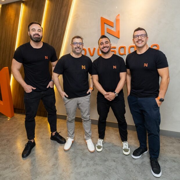 Novo Saque projeta R$ 2 bilhões e acelera com aquisição Fintech catarinense compra startup Fint para dominar mercado de crédito e tecnologia em 2026 O mercado de crédito brasileiro assiste a um movimento que redefine as regras do jogo para as fintechs nacionais. A Novo Saque não está apenas anunciando números; ela está consolidando uma infraestrutura que muitos gigantes tradicionais ainda lutam para construir. O anúncio da aquisição da startup Fint sinaliza que a era da intermediação passiva acabou, dando lugar à soberania tecnológica total. O cenário financeiro atual exige mais do que boas taxas; exige velocidade e independência operacional. Com a demanda por crédito consignado digital crescendo em ritmo acelerado no Brasil, possuir a tecnologia que integra instituições e convênios públicos tornou-se o "ouro" do setor. Dados recentes mostram que a digitalização do crédito reduziu o tempo de liberação de recursos em até 70%, um vácuo de eficiência que a empresa catarinense decidiu preencher com autoridade. Fundada em um coworking no Bairro Estreito, em Florianópolis, por Cássio Casagranda (CEO) e Israel Wamosy (CSO), a Novo Saque é o retrato do protagonismo sulista na inovação. O que começou com apenas duas mesas e um foco inicial em servidores públicos, transformou-se em uma operação robusta que agora conta com o olhar estratégico de Fernando Henrique (CMO). A liderança entende que o crédito humanizado só escala se houver uma base digital inabalável por trás de cada contrato assinado.