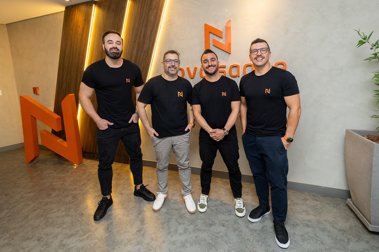 Novo Saque projeta R$ 2 bilhões e acelera com aquisição Fintech catarinense compra startup Fint para dominar mercado de crédito e tecnologia em 2026 O mercado de crédito brasileiro assiste a um movimento que redefine as regras do jogo para as fintechs nacionais. A Novo Saque não está apenas anunciando números; ela está consolidando uma infraestrutura que muitos gigantes tradicionais ainda lutam para construir. O anúncio da aquisição da startup Fint sinaliza que a era da intermediação passiva acabou, dando lugar à soberania tecnológica total. O cenário financeiro atual exige mais do que boas taxas; exige velocidade e independência operacional. Com a demanda por crédito consignado digital crescendo em ritmo acelerado no Brasil, possuir a tecnologia que integra instituições e convênios públicos tornou-se o "ouro" do setor. Dados recentes mostram que a digitalização do crédito reduziu o tempo de liberação de recursos em até 70%, um vácuo de eficiência que a empresa catarinense decidiu preencher com autoridade. Fundada em um coworking no Bairro Estreito, em Florianópolis, por Cássio Casagranda (CEO) e Israel Wamosy (CSO), a Novo Saque é o retrato do protagonismo sulista na inovação. O que começou com apenas duas mesas e um foco inicial em servidores públicos, transformou-se em uma operação robusta que agora conta com o olhar estratégico de Fernando Henrique (CMO). A liderança entende que o crédito humanizado só escala se houver uma base digital inabalável por trás de cada contrato assinado.