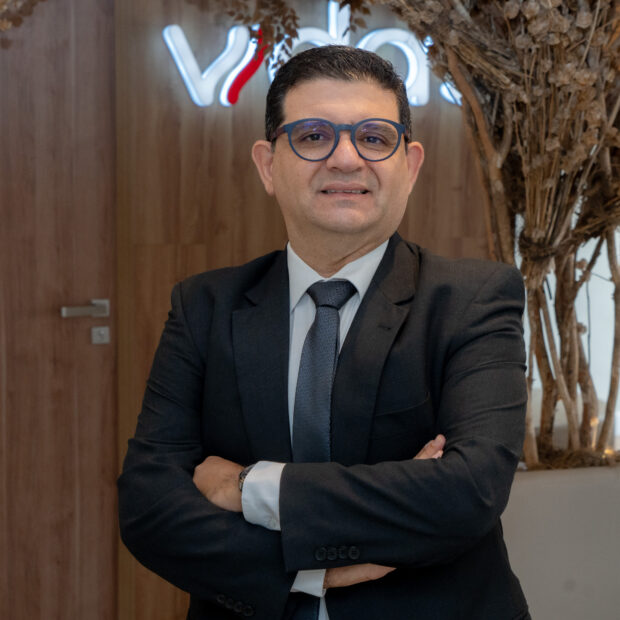 Silêncio sobre dor feminina na adolescência esconde perigo da endometriose precoce O médico Jardel Soares alerta que normalizar cólicas intensas compromete o futuro e saúde das jovens Milhares de jovens brasileiras acordaram com dores que serão solenemente ignoradas sob o pretexto de serem "normais". Chega de tratar o sofrimento feminino na adolescência como um rito de passagem aceitável ou mera sensibilidade excessiva de quem acaba de entrar na fase reprodutiva. A realidade é crua: o que muitos chamam de cólica comum pode ser o início silencioso de uma doença progressiva e devastadora. Ignorar esse grito de socorro não é apenas uma falha cultural, é um risco real e imediato à saúde física e emocional de uma geração inteira. O cenário atual no Brasil revela estatísticas alarmantes que não podemos mais negligenciar, com diagnósticos que tardam, em média, sete a dez anos para serem confirmados. Dados levantados por centros de referência indicam que cerca de 10% da população feminina convive com a endometriose, mas o gargalo maior reside justamente na base da vida. Cerca de 60% das mulheres que sofrem com a condição manifestaram os primeiros sintomas antes dos 20 anos, enfrentando um vácuo de informação dentro de casa e nas escolas. Esse atraso sistêmico agrava o quadro inflamatório, transformando o que era tratável em um desafio complexo de infertilidade e dor crônica na vida adulta. Diante desta urgência, o médico Jardel Pereira Soares surge como uma voz necessária na desconstrução desse tabu que aprisiona tantas trajetórias. Especialista em Endoscopia Ginecológica e cirurgia robótica no Hospital Santa Joana, em Recife, ele dedica sua carreira a traduzir a complexidade da doença em acolhimento estratégico. Autor da obra "Descomplicando a Endometriose", Jardel não busca apenas operar tecidos inflamados, mas sim restaurar a dignidade de pacientes que passaram anos sem serem ouvidas por seus próprios familiares. Sua atuação é pautada na premissa de que a medicina deve ser tão técnica quanto profundamente humana para romper ciclos históricos de dor silenciosa.