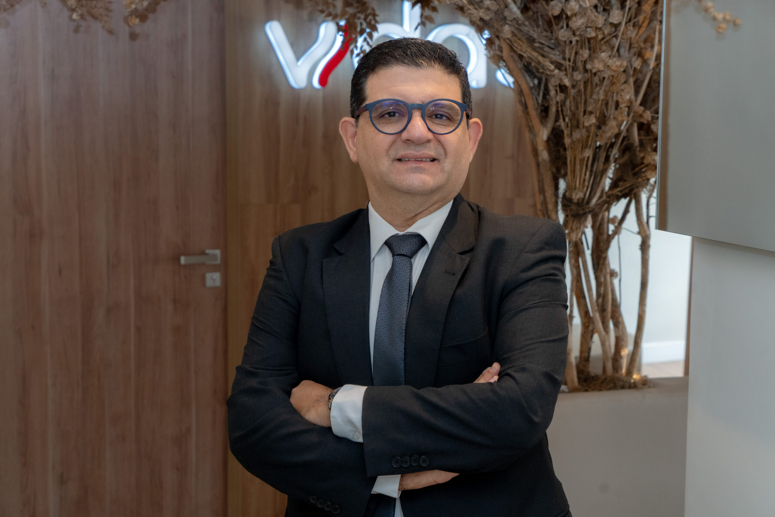 Silêncio sobre dor feminina na adolescência esconde perigo da endometriose precoce O médico Jardel Soares alerta que normalizar cólicas intensas compromete o futuro e saúde das jovens Milhares de jovens brasileiras acordaram com dores que serão solenemente ignoradas sob o pretexto de serem "normais". Chega de tratar o sofrimento feminino na adolescência como um rito de passagem aceitável ou mera sensibilidade excessiva de quem acaba de entrar na fase reprodutiva. A realidade é crua: o que muitos chamam de cólica comum pode ser o início silencioso de uma doença progressiva e devastadora. Ignorar esse grito de socorro não é apenas uma falha cultural, é um risco real e imediato à saúde física e emocional de uma geração inteira. O cenário atual no Brasil revela estatísticas alarmantes que não podemos mais negligenciar, com diagnósticos que tardam, em média, sete a dez anos para serem confirmados. Dados levantados por centros de referência indicam que cerca de 10% da população feminina convive com a endometriose, mas o gargalo maior reside justamente na base da vida. Cerca de 60% das mulheres que sofrem com a condição manifestaram os primeiros sintomas antes dos 20 anos, enfrentando um vácuo de informação dentro de casa e nas escolas. Esse atraso sistêmico agrava o quadro inflamatório, transformando o que era tratável em um desafio complexo de infertilidade e dor crônica na vida adulta. Diante desta urgência, o médico Jardel Pereira Soares surge como uma voz necessária na desconstrução desse tabu que aprisiona tantas trajetórias. Especialista em Endoscopia Ginecológica e cirurgia robótica no Hospital Santa Joana, em Recife, ele dedica sua carreira a traduzir a complexidade da doença em acolhimento estratégico. Autor da obra "Descomplicando a Endometriose", Jardel não busca apenas operar tecidos inflamados, mas sim restaurar a dignidade de pacientes que passaram anos sem serem ouvidas por seus próprios familiares. Sua atuação é pautada na premissa de que a medicina deve ser tão técnica quanto profundamente humana para romper ciclos históricos de dor silenciosa.