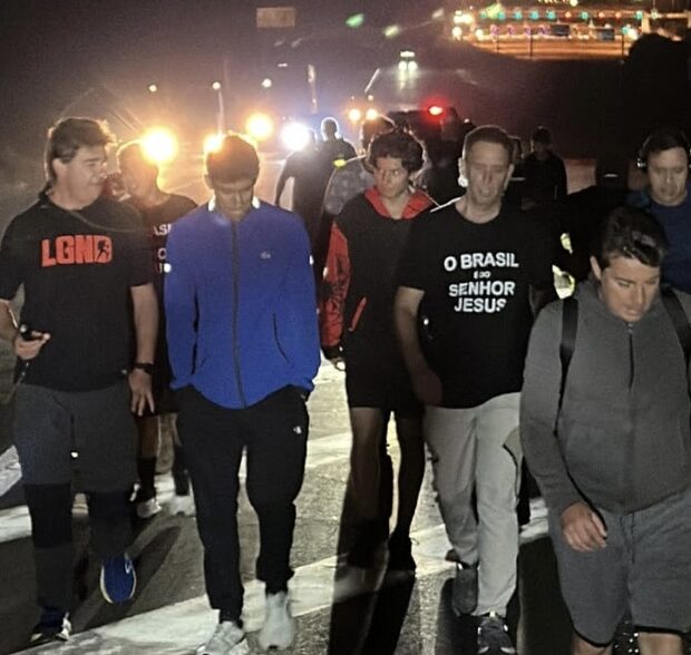 Rodrigo Manga caminha 27 km em ato de fé e joga fezes de vaca na própria cabeça | Créditos: Material Cedido