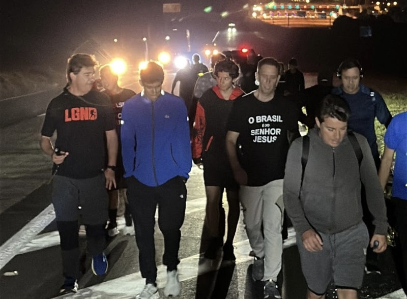 Rodrigo Manga caminha 27 km em ato de fé e joga fezes de vaca na própria cabeça | Créditos: Material Cedido