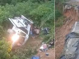 Van escolar cai em ribanceira e deixa 11 feridos em Angra dos Reis (RJ)