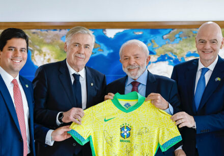 Reunião com o presidente Lula, com o presidente da Fifa, Gianni Infantino, e com o técnico da Seleção Brasileira Carlo Ancelotti | Foto: Ricardo Stuckert / PR