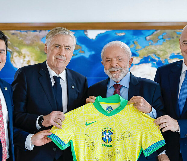 Reunião com o presidente Lula, com o presidente da Fifa, Gianni Infantino, e com o técnico da Seleção Brasileira Carlo Ancelotti | Foto: Ricardo Stuckert / PR