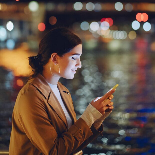 girl night with phone (1)