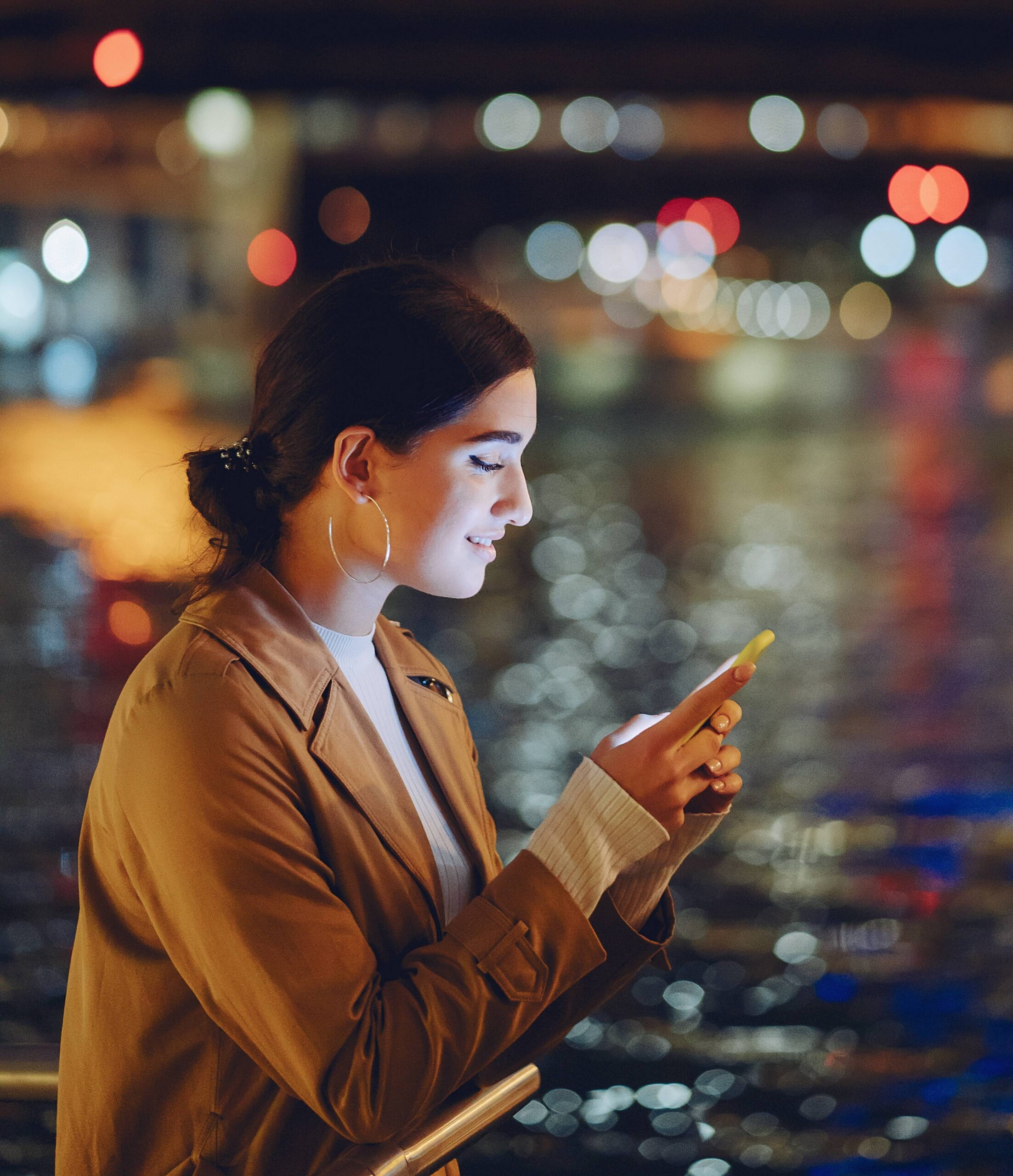 girl night with phone (1)