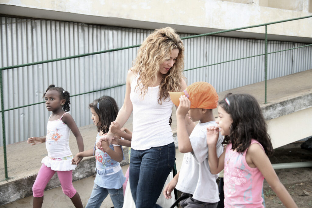  Shakira desenvolve um sério trabalho com a meta de levar educação pública de qualidade para crianças e adolescentes da Colômbia | Créditos: Divulgação