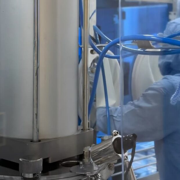 Do risco do silicone industrial à segurança dos preenchedores que diferencia o Linnea Safe Em meio ao avanço do mercado ilegal, especialistas alertam para as diferenças fundamentais entre o silicone industrial e dispositivos médicos regulados como o Linnea Safe O crescimento exponencial na busca por procedimentos injetáveis trouxe à tona um debate vital para a saúde pública brasileira, colocando em campos opostos o perigo invisível do silicone industrial e o rigor da ciência aplicada aos preenchedores médicos à base de polimetilmetacrilato (PMMA). Enquanto a desinformação em redes sociais muitas vezes confunde as substâncias, o que separa o risco de morte de um procedimento seguro é o abismo regulatório entre um material de vedação de máquinas e um dispositivo médico biocompatível. O silicone industrial é uma substância proibida para fins estéticos cuja injeção em tecidos vivos configura crime, podendo causar necroses irreversíveis e deformidades graves. Diferente das soluções improvisadas, o PMMA de grau médico é um dispositivo consolidado por décadas de estudos, tendo sua segurança recentemente reafirmada pela Anvisa para as indicações aprovadas no país. Quando utilizado sob rigor técnico e por profissionais habilitados, sua relação risco-benefício é considerada plenamente aceitável, servindo como uma ferramenta essencial em tratamentos reparadores que devolvem a funcionalidade e a autoestima a pacientes com assimetrias graves ou perdas teciduais. A autoridade nesse setor é sustentada pela trajetória da Lebon Farma, fabricante do Linnea Safe, que soma meio século de atuação pautada pelas normas internacionais de Boas Práticas de Fabricação (BPF). Esse compromisso garante que cada lote passe por rigorosos testes físico-químicos e microbiológicos antes de chegar ao mercado. De acordo com o farmacêutico Juliano Alves, coordenador de Assuntos Regulatórios da Lebon Farma, "a diferença fundamental reside na regulação e na ciência; o Linnea Safe é um produto estéril, estável e rastreável, desenvolvido especificamente para uso humano em ambiente controlado".