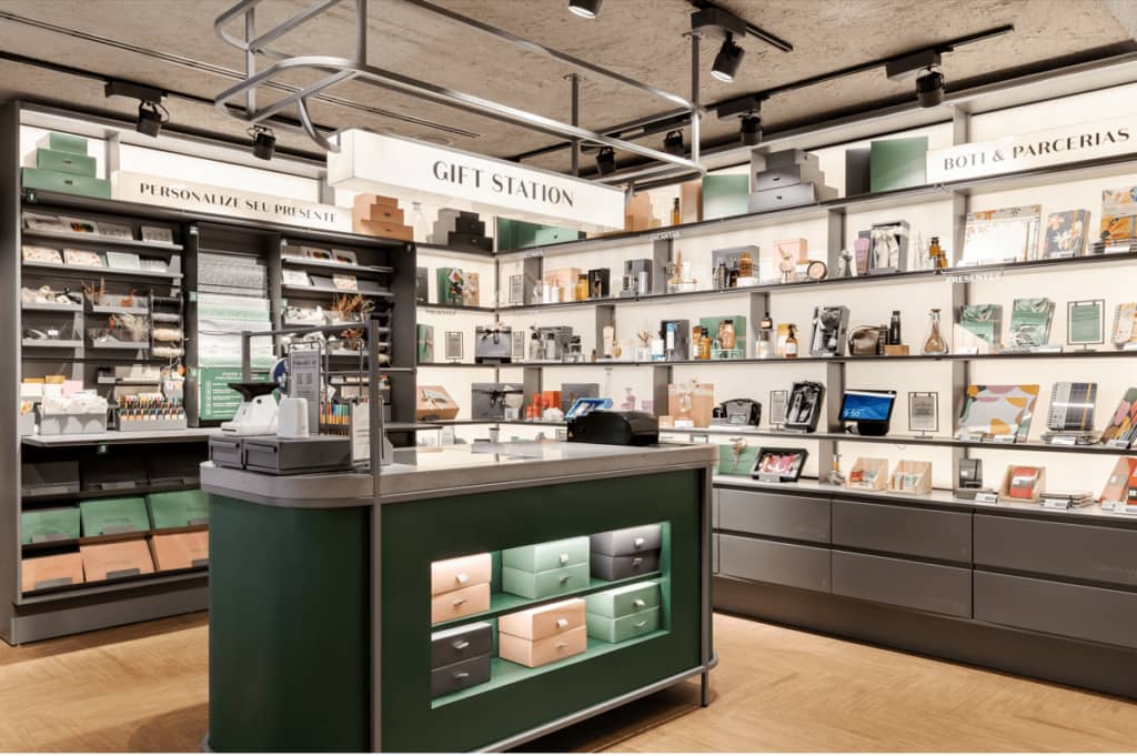 Gift Station é um espaço dedicado com adereços para customização de embalagens de presentes gratuitamente | Divulgação