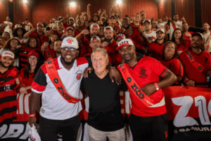 Zico lota cinema no Rio e transforma sessão em arquibancada do Flamengo | Créditos: Douglas Shineidr