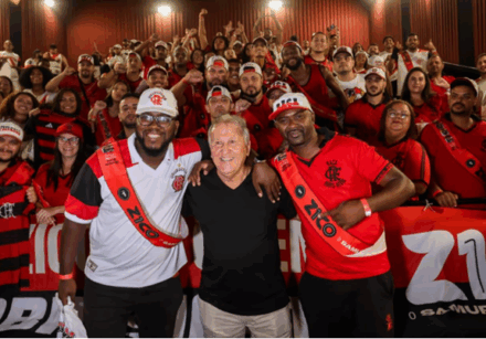 Zico lota cinema no Rio e transforma sessão em arquibancada do Flamengo | Créditos: Douglas Shineidr