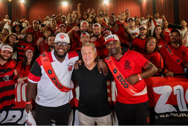 Zico lota cinema no Rio e transforma sessão em arquibancada do Flamengo | Créditos: Douglas Shineidr